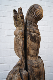 Een grote Chinese houten sculptuur van Guanyin, Ming